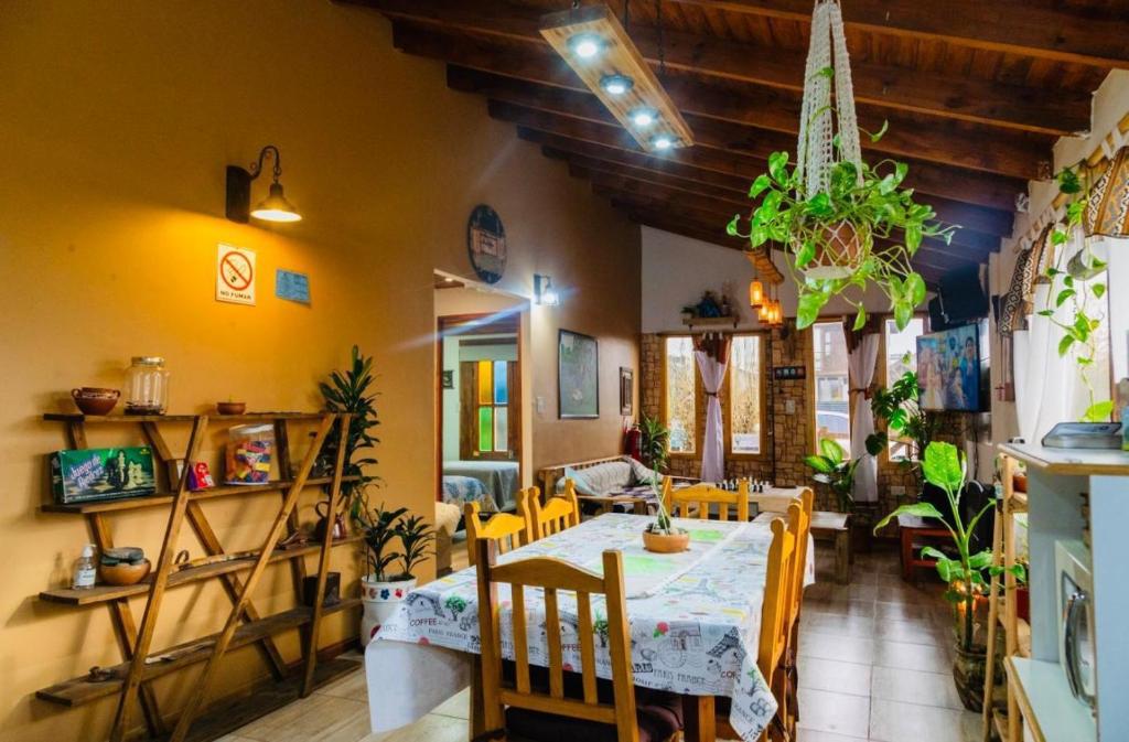Interior cálido con chimenea